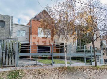 Casa · 223m² · 5 Ambientes · Venta Casa 3 Dorm C/pileta y Quincho Nqn