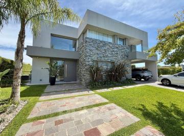 Casa · 291m² · 6 Ambientes · 4 Cocheras · Casa 6 Amb Barrio Ayres Plaza Pilar Premium