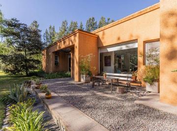 Casa · 259m² · 4 Ambientes · 2 Cocheras · Casa en Alquiler en Campos de Roca 1