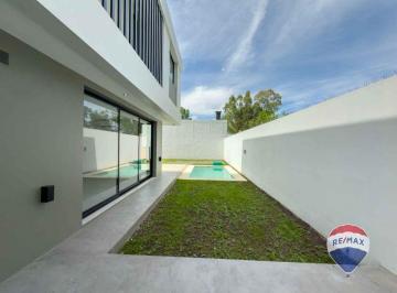 Casa · 112m² · 4 Ambientes · 2 Cocheras · Casas en Venta en Villa Castells