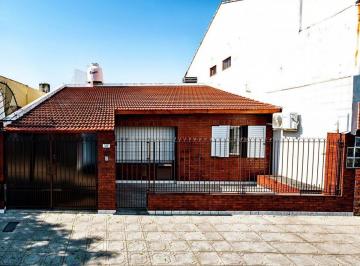 Casa · 166m² · 4 Ambientes · 1 Cochera · Casa 4 Ambientes en Venta Bernal Apto Credito