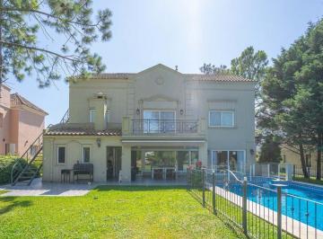 Casa · 430m² · 6 Ambientes · 1 Cochera · Casa 6 Ambientes Piscina Vista a Golf Saint Thomas