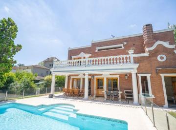 Casa · 430m² · 6 Ambientes · 1 Cochera · Casa 6 Ambientes con Cochera - Piscina - Saint Thomas