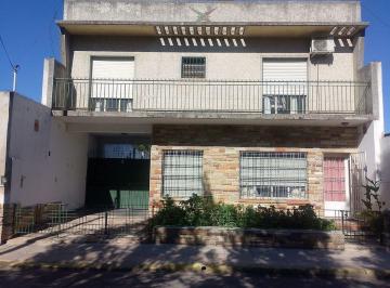 Casa · 195m² · 3 Ambientes · 3 Cocheras · Venta Casa Villa Sarmiento, Fondo Libre, Garage