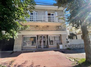 Casa · 403m² · 3 Ambientes · 1 Cochera · Venta en Block Vivienda C/garaje, Quincho y Local