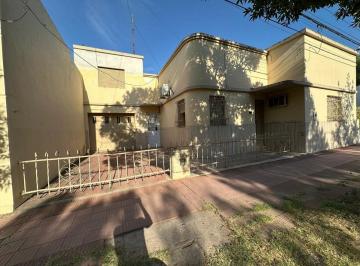 Casa · 106m² · 4 Ambientes · 1 Cochera · Casa/céntrica/oportunidad/inversion/sunchales