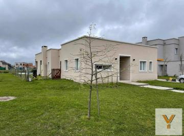 Casa · 200m² · 5 Ambientes · 2 Cocheras · Casa en Venta - 4 Dorm. 3 Baños - 800 m² - Lagos de San Eliseo