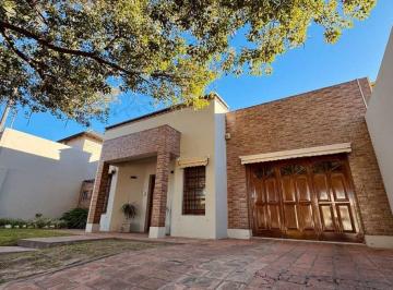 Casa · 187m² · 6 Ambientes · 1 Cochera · Venta Casa Pizzurno/3dorm/pileta/quincho/servicios