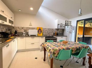 Casa · 156m² · 5 Ambientes · 1 Cochera · Venta / Casa / 3 Dorm. / Centro / Servicios