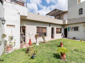 Casa · 106m² · 8 Ambientes · 1 Cochera · Casa Multifamiliar con Jardin, Terraza y Quincho