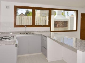 Casa · 107m² · 4 Ambientes · 2 Cocheras · Duplex de 3 Dorm. en Venta - City Bell