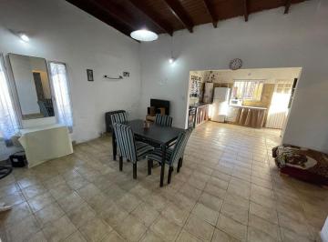 Casa · 128m² · 3 Ambientes · 3 Cocheras · Casa en Venta en Los Hornos