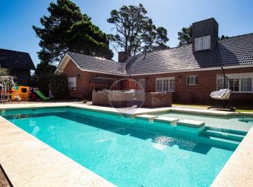 Casa · 190m² · 5 Ambientes · 1 Cochera · Casa en Venta 5 Ambientes Pinamar Pscina y Jardín
