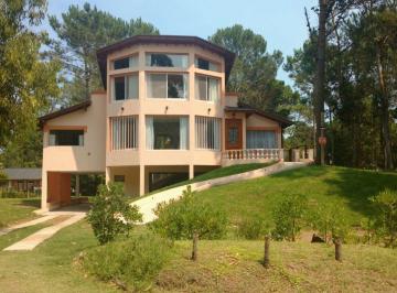 Casa · 230m² · 5 Ambientes · 1 Cochera · Casa Venta Carilo Acepta Permuta