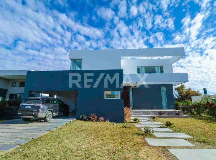 Casa · 460m² · 10 Ambientes · 2 Cocheras