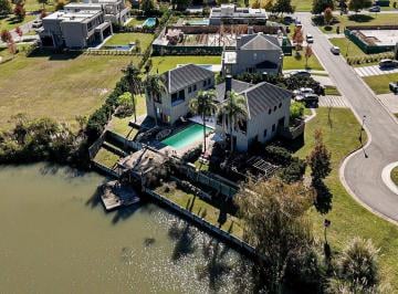 Casa · 433m² · 7 Ambientes · 4 Cocheras · Venta Casa de Diseño en Pilará Frente a Laguna