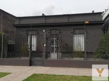 Casa · 210m² · 8 Ambientes · 4 Cocheras · Casa en Venta - 4 Dorm. 3 Baños - 558 m² - Temperley