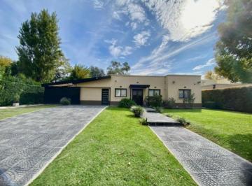 Casa · 164m² · 4 Ambientes · 2 Cocheras · Casa en Venta en Barrio Cerrado El Resuello