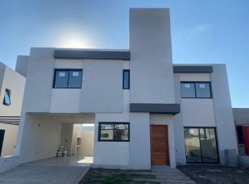 Casa · 160m² · 5 Ambientes · 2 Cocheras · Se Vende Dúplex 3 Dorm. en Docta