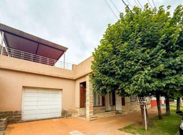 Casa · 208m² · 5 Ambientes · 2 Cocheras · Venta Casa 5 Ambientes en El Palomar