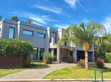 Casa · 240m² · 5 Ambientes · 1 Cochera · Venta Casa Barrio San Matias Area 5 C/pileta 5 Amb
