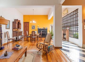 Casa · 220m² · 5 Ambientes · 1 Cochera · Casa en Venta en La Plata 4 Dorm.