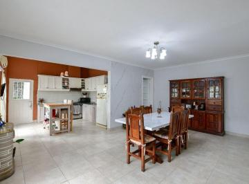 Casa · 143m² · 4 Ambientes · 3 Cocheras · Casa en Venta Tolosa La Plata 3 Dorm.