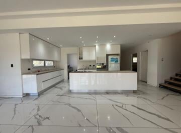 Casa · 337m² · 8 Ambientes · 2 Cocheras · Casa Venta Haras del Sur III Country Financiacion