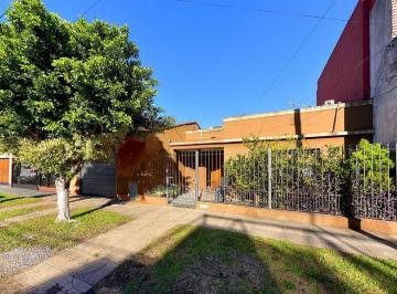 Casa · 130m² · 3 Ambientes · 2 Cocheras · Venta Casa 3 Amb con Cochera y Pileta Villa Tesei