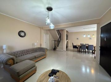 Casa · 217m² · 5 Ambientes · 1 Cochera · Casa 5 Ambientes Venta José C. Paz Centro