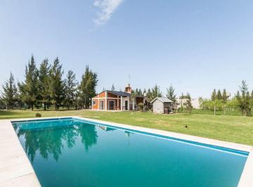 Quinta vacacional · 36m² · 1 Dormitorio · 5 Cocheras · Casa Quinta C/pileta, Canchita y Juegos - Cañuelas