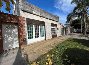 Casa · 146m² · 5 Ambientes · 1 Cochera · Venta en Block de Casa de 3 y 2 Ambientes