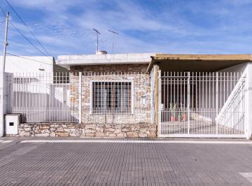 Casa · 60m² · 4 Ambientes · 1 Cochera · Casa 4 Amb. Cochera Jardín Escalada Lanús
