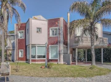 Casa · 375m² · 9 Ambientes · Casa en Venta - 6 Dorm. 5 Baños - Pilar