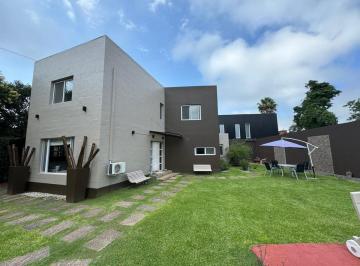Casa · 142m² · 4 Ambientes · 3 Cocheras · Casa en Venta 4 Amb con Pileta en El Carmencito