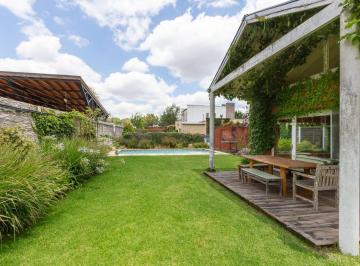 Casa · 186m² · 4 Ambientes · 1 Cochera · Casa Venta 4 Amb con Piscina - Apto Credito
