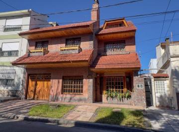 Casa · 230m² · 6 Ambientes · 1 Cochera · Venta Casa 4 Dorm. Palomar Cochera y Mas.