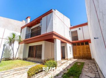 Casa · 210m² · 5 Ambientes · 2 Cocheras · Imponente Casa - Donado 400. Excelente Ubicacion