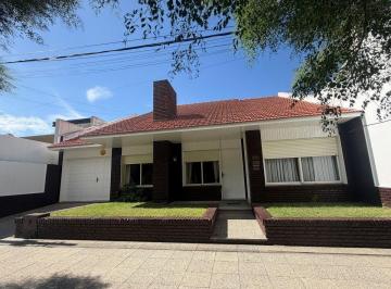 Casa · 295m² · 8 Ambientes · 1 Cochera · Casa en Venta en Pehuajo con Pileta
