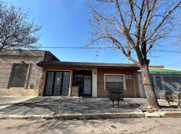 Casa · 207m² · 4 Ambientes · 1 Cochera · Casa en Venta en Pergamino con Garaje y Galpon
