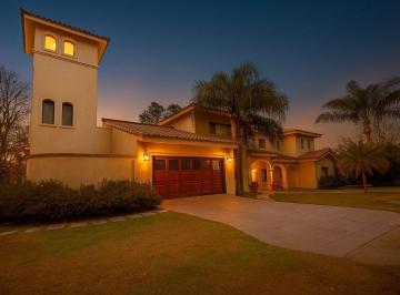 Casa · 495m² · 8 Ambientes · 2 Cocheras · Casa con Vista a Cancha de Golf Club El Paso