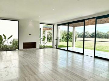 Casa · 229m² · 5 Ambientes · 2 Cocheras · Venta Casa Club Polo Centauros a Estrenar