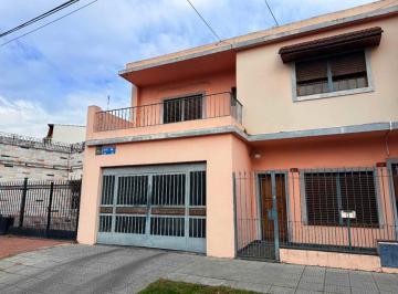 Casa · 156m² · 4 Ambientes · 1 Cochera · Venta Casa en Caseros 4 Ambientes. Jardin - Cochera
