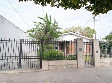Casa · 200m² · 6 Ambientes · 1 Cochera · Casa con Amplio Terreno Ideal Para Desarrollo
