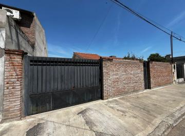 Casa · 79m² · 3 Ambientes · 1 Cochera · Venta Casa 2 Dorm con Gran Terreno en Barrio Itec