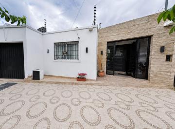 Casa · 126m² · 6 Ambientes · 2 Cocheras · Casa en Venta, 3 Habitaciones Rodeo del Medio