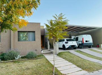 Casa · 100m² · 4 Ambientes · 2 Cocheras · Venta de Casa Barrio Privado Ampros V, Maipú
