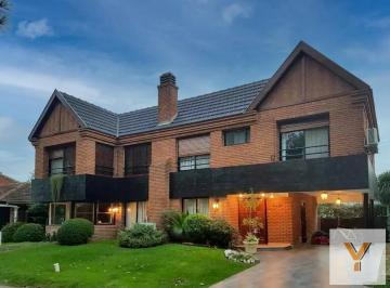 Casa · 306m² · 6 Ambientes · Casa en Venta - 5 Dorm. 5 Baños - Cochera - 420 m² - Canning