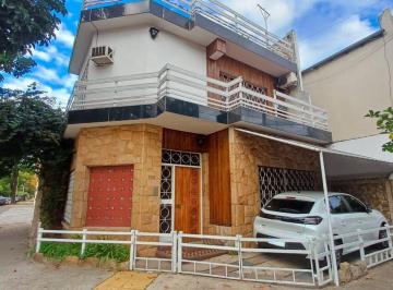 Casa · 216m² · 7 Ambientes · 1 Cochera · Venta Casa 7 Amb Liniers - Excelente Ubicacion