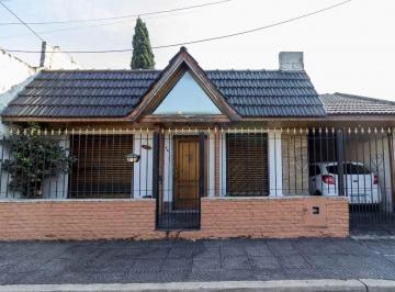 Casa · 132m² · 5 Ambientes · 1 Cochera · Venta Casa 5 Ambientes Haedo con Quincho y Cochera